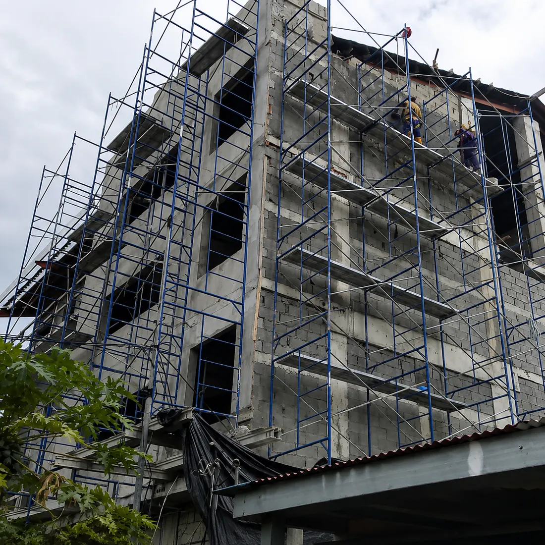 Andamios en la construcción de un edificio pequeño