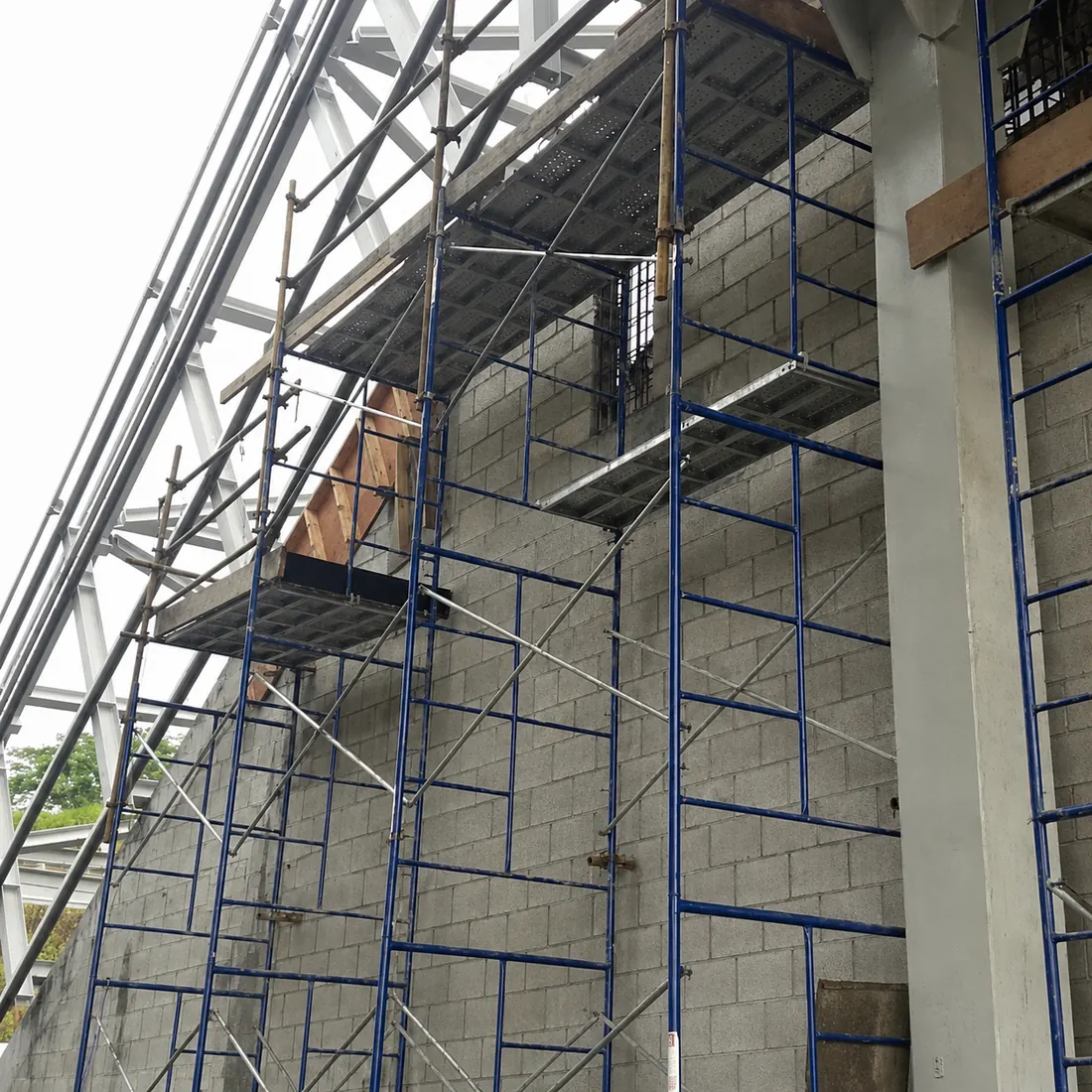 Andamios en la Estación Nuevo Tocumen del Metro de Panamá