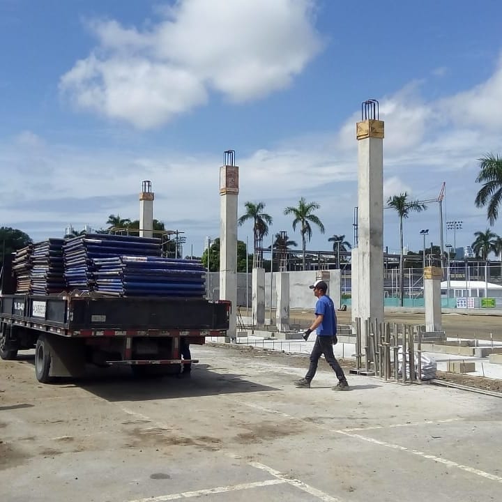 Camión transportando andamios hacia obra